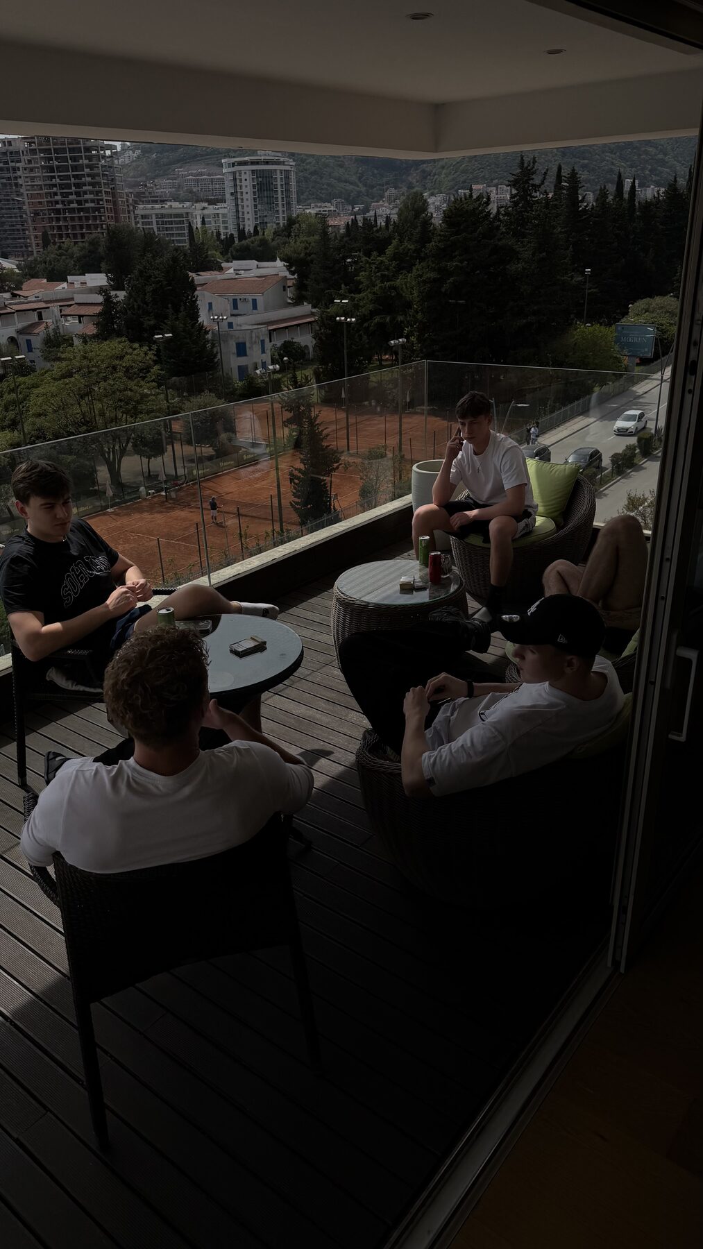 Balkon w Budvie, rozmowa członków R3born
